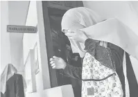  ?? — Gambar Bernama ?? KENA SAMAN: Mohd Asrul Alwin (gambar kiri) dan Ainin Syazwani selaku orang kena saman (OKS) keluar dari mahkamah selepas didenda RM3,000 oleh Mahkamah Sesyen semalam kerana membuat komunikasi palsu di laman sosial Facebook berhubung laporan kontena...