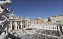  ?? TIZIANA FABI AGENCE FRANCE-PRESSE ?? Le souverain pontife a déclaré 35 nouveaux saints lors d’une messe au Vatican, dimanche, suivie par quelque 35 000 fidèles.