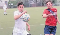  ?? RP-FOTO: STASCHIK ?? Ibrahim Dogan (l.) nutzte einen Elfmeter zur 1:0-Führung.