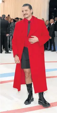  ?? EFE ?? Pedro Pascal. El actor chileno sigue en el candelero; para asistir a la Met Gala se calzó pantalones cortos y botas militares en negro bajo gabán y camisa rojos.