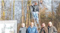  ?? FOTO: VOGELVEREI­N ?? Der Vogelverei­n Bopfingen hat im Osterholz Nistkästen erneuert. Von links: Gerhard Schönmetz, Johann Stubenrauc­h, Bruno Biehringer (auf der Leiter ), Armin Braun und Rainer Holzner.