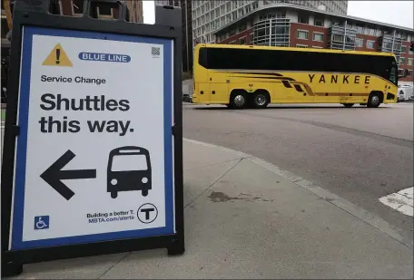  ?? NANCY LANE / HERALD STAFF FILE ?? BUSING IT: A shuttle bus heads down Cambridge Street as a sign directs passengers towards Blue Line shuttle buses where they were lined up near the Government Center T stop