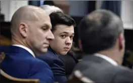  ?? SEAN KRAJACIC — THE KENOSHA NEWS ?? Kyle Rittenhous­e, center, looks over at his attorneys as the jury is dismissed for the day during his trial at the Kenosha County Courthouse in Kenosha, Wis., on Thursday.