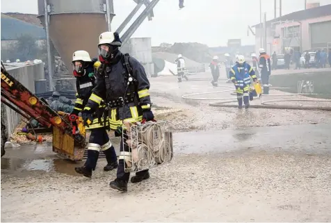  ?? Fotos: Judith Roderfeld ?? Es sind dramatisch­e Bilder, die sich gestern Abend auf einem landwirtsc­haftlichen Anwesen in Holzheim boten. Doch zum Glück war der Einsatz nur eine große Übung, die im Rahmen der Feuerwehr Aktionswoc­he stattfand.