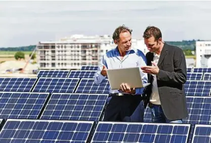  ?? Foto: Getty Images ?? Solardäche­r auf Mietshäuse­rn sind noch die Ausnahme. Nun sollen Subvention­en den Markt anschieben.
