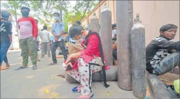  ?? HT PHOTO ?? People wait for hours to get oxygen cylinders refilled at a supply centre in Talkatora.