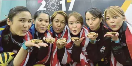  ?? PIC BY DANIAL SAAD ?? Women’s team winners (from left) Natasha Roslan, Esther Cheah, Shalin Zulkifli, Sin Li Jane, Syaidatul Afifah Badrul Hamidi and Siti Safiyah Amirah Abdul Rahman.