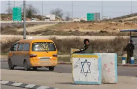  ?? (Marc Israel Sellem) ?? AN IDF soldier patrols the Gush Etzion junction.