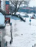  ?? FOTO: AP ?? Una calle inundada tras el desbordami­ento del río Ouse al paso de la tormenta Ciara, en York.