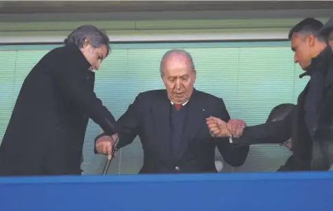  ?? // REUTERS ?? Juan Carlos I, ayer, en el palco del estadio Stamford Bridge de Londres