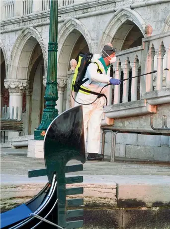  ??  ?? A Venezia
Un operatore mentre disinfetta l’area intorno al Ponte dei Sospiri, in una Laguna deserta il divieto di uscire a chi ha una temperatur­a corporea 200 superiore a questo limite metri
Per l’attività motoria fuori casa il Veneto cancella il limite: sì a superare i 200 metri ma no ai 5 km. Zaia si è appellato al buonsenso