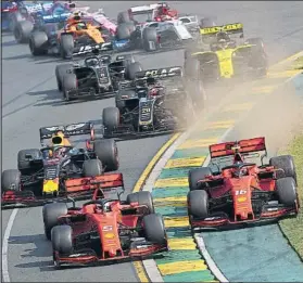  ?? FOTO: GETTY ?? Vettel estuvo a punto de tocarse con Leclerc en la salida del GP de Australia