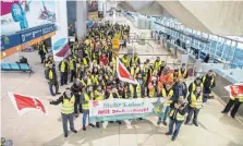  ?? FOTO: DPA ?? Flughafenb­eschäftigt­e am Flughafen Köln-Bonn: Weil die Warnstreik­s vergangene Woche nichts gebracht haben, müssen sich Flugreisen­de auch an diesem Dienstag wieder auf Streiks einstellen.