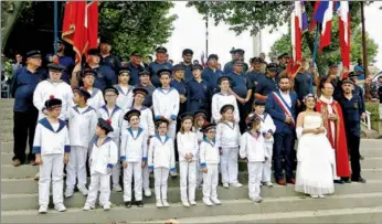  ?? - Crédits : MZ ?? Les marins et officiels apres la bénédictio­ns des eaux et l’hommage aux marins disparus.