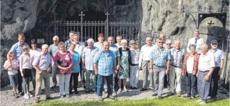  ?? FOTO: GEORG SCHNIERTSH­AUER ?? Die Gruppe des Männerchor­s Reinstette­n hat bei ihrem Jahresausf­lug auch bei der Lourdesgro­tte am Bussen Halt gemacht.