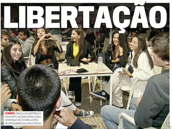  ?? ?? PRAÇA DA REPÚBLICA FOI PONTO DE ENCONTRO PARA CENTENAS DE JOVENS ANTES DE ENTRAREM NAS DISCOTECAS.