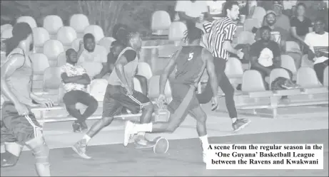  ?? ?? A scene from the regular season in the ‘One Guyana’ Basketball League between the Ravens and Kwakwani