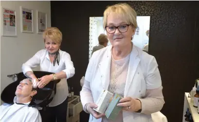  ?? Bild: Annika Karlbom ?? Iza Bogdanwicz (som behandlar kunden Maj-britt Persson) och Maria Drexler har startat en hårklinik i Breared.