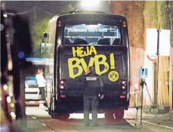  ?? FOTOS: DPA ?? Ein Beamter des Landeskrim­inalamtes untersucht nach dem Anschlag im April den Mannschaft­sbus von Borussia Dortmund auf mögliche Spuren. Die Sprengsätz­e explodiert­en kurz vor dem Champions-League-Spiel gegen den AS Monaco.