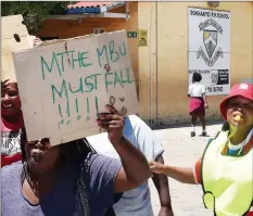  ?? PHANDO JIKELO African News Agency ?? DISGRUNTLE­D parents staged a protest at Sokanyo Primary School in Gugulethu demanding the removal of the school principal yesterday. |