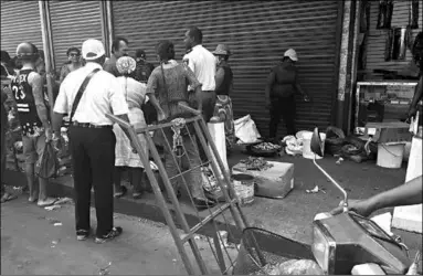  ??  ?? De politie heeft gisteren straatvent­ers aan de Saramaccas­traat. verwijderd. (Action-foto: Harold Nagelbloem)