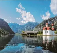  ?? Foto: Ammon/berchtesga­dener Land Tourismus/dpa tmn ?? Lockt viele Ausflügler an: Das Königssee panorama mit Wallfahrts­kapel  le St. Bartholomä.