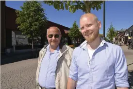  ?? Bild: ANNA KAROLINA ERIKSSON ?? STARKA I SKÅNE. SD:S ordförande i Sjöbo, Lars Wilhelm Larsson och André af Geijerstam, på promenad i Sjöbo.