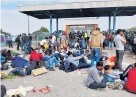  ??  ?? Šarengrad an der Donau: Die Flüchtling­e sind 20 Kilometer durch Kroatien gegangen und werden wieder nach Serbien zurückgesc­hickt.