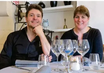  ??  ?? Laurent, en cuisine et Stéphanie Gasnier, en salle, tiennent ensemble Le Clos de Chevreuse depuis 2012.