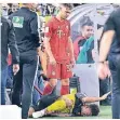  ?? FOTO: AP ?? Joshua Kimmich (o.) nach der Aktion mit Jadon Sancho am Samstag.