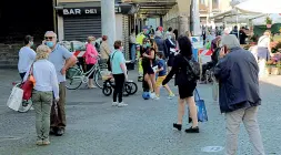  ?? (Bergamasch­i) ?? Folla Tanta gente in centro, a Padova, complice il bel tempo