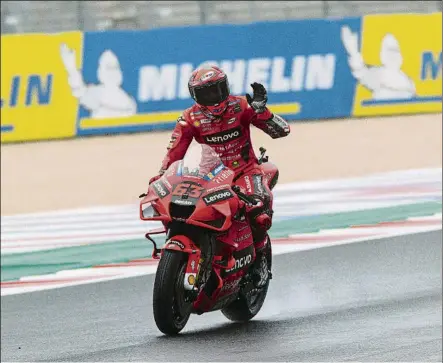  ?? FOTO: EFE ?? Pecco Bagnaia saluda a los fans italianos en Misano
Cuarta pole seguida para el y este domingo tratará de volver a ganar