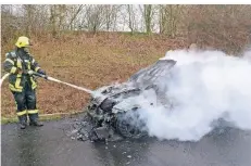  ?? FOTO: FEUERWEHR NIEDERKRÜC­HTEN ?? Das Fahrzeug wurde bei dem Unfall vollständi­g zerstört. Etwa eine Stunde musste die Autobahn 52 gesperrt werden.