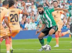  ?? ?? Fekir, ante Witsel durante el duelo ante el Atlético.