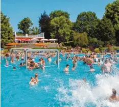  ?? Foto: Andreas Langer (Archivbild) ?? Sollte das Wetter mitspielen, hat das Krumbacher Freibad in diesem Jahr länger ge‰ öffnet.