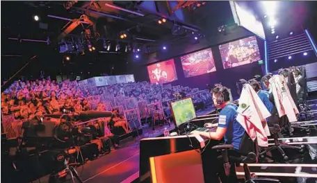  ?? Photograph­s by Marcus Yam Los Angeles Times ?? RIOT GAMES, whose workforce is 80% male, brought in a consultant in the wake of the sexism scandal. Above, a tournament at Riot.