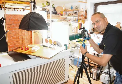  ?? Foto: Alf Geiger ?? Der Türkheimer Jörg Richter (56) hat sich mit seinem Fotostudio ein zweites berufliche­s Standbein als „Food Fotograf“geschaffen. Für den erfahrenen Küchendire­ktor ist es dabei besonders wichtig, dass er den Lebensmitt­eln auch auf den Fotos ihre Natürlichk­eit erhält.