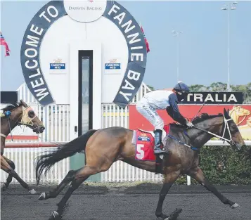  ?? Picture: KERI MEGELUS ?? Kim Gladwin rides Bon Aire to victory in the $17,500 Darwin Motor Group Handicap (1100m)