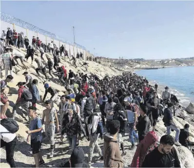  ?? Mohamed Siali /Efe ?? Migrantes camino de Ceuta, ayer.