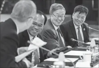  ?? FENG YONGBIN / CHINA DAILY ?? Participan­ts share a lighter moment at a roundtable on Asian financial market developmen­t and financial globalizat­ion during the Boao Forum for Asia Annual Conference 2024 on Friday.