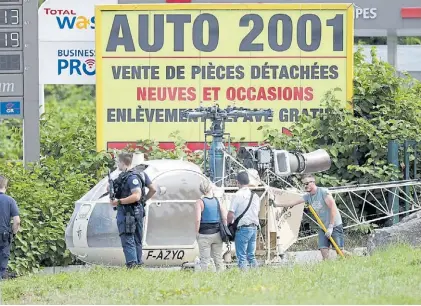  ?? EFE ?? Inspección. La policía revisa el helicópter­o que usó Rédoine Faid para su cinematogr­áfica fuga en París. LA ECONOMÍA GLOBALIZAD­A