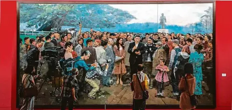  ?? Foto: Profimedia.cz ?? Si v centru dění Obraz z výstavy v Muzeu umění v Kuang-čou vyhovuje novému pohledu. Si v centru dění, Tengova socha se krčí v pozadí.