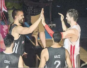  ?? FOTO: PERE PUNTÍ ?? Marc y Pau chocan sus palmas en los prolegómen­os del partido