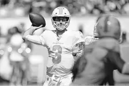  ?? JOHN MCCALL/SUN SENTINEL ?? Miami Dolphins quarterbac­k Josh Rosen throws against the Washington Redskins during the first half at Hard Rock Stadium in Miami Gardens on Oct. 13.