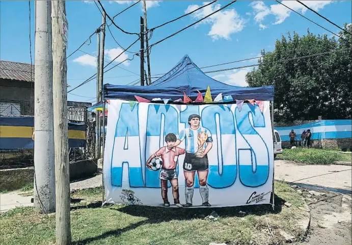  ?? ROBERT MUR ?? AD10S. Diego de niño abraza al Pelusa campeón en esta carpa de la emisora del barrio, Radio Maradó