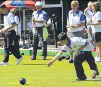  ?? Pictures: Paul Amos FM2735060, left; FM2735118, above ?? YOUTH AND EXPERIENCE: Youngsters from Oyster IBC and members of Whitstable Bowls Club before their match. Above, action from the contest