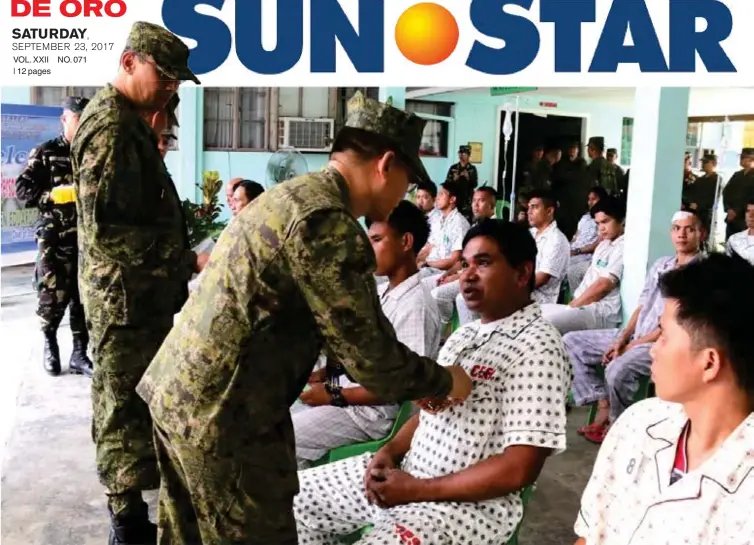  ?? (JOEY P. NACALABAN) ?? THANKING SOLDIERS. Armed Forces of the Philippine­s (AFP) chief-of-staff General Eduardo Año pins a wounded personnel medal on a soldier recuperati­ng at the Camp Evangelist­a Station Hospital in Cagayan de Oro City on Friday, September 22. Año said the...