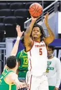  ?? TIM NWACHUKWU GETTY IMAGES ?? USC’s Isaiah White shoots a 3-pointer over Oregon’s Chris Duarte in the first half of Sunday’s win.