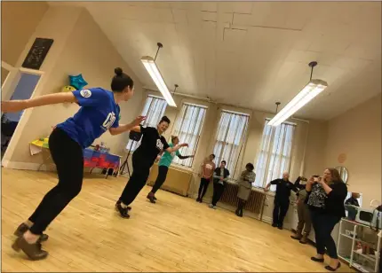  ?? FRANK MECHAM — THE NEWS-HERALD. ?? Magaly Azuara, Sarah Savelli and Sophie Savelli give a tap dance demonstrat­ion inside the newly opened Cleveland Tap Dance Conservato­ry.