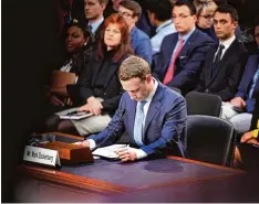  ?? Foto: Jim Watson, afp ?? Auf sich allein gestellt: Facebook Chef Mark Zuckerberg beantworte­t seit gestern die boh  renden Fragen der US Senatoren.